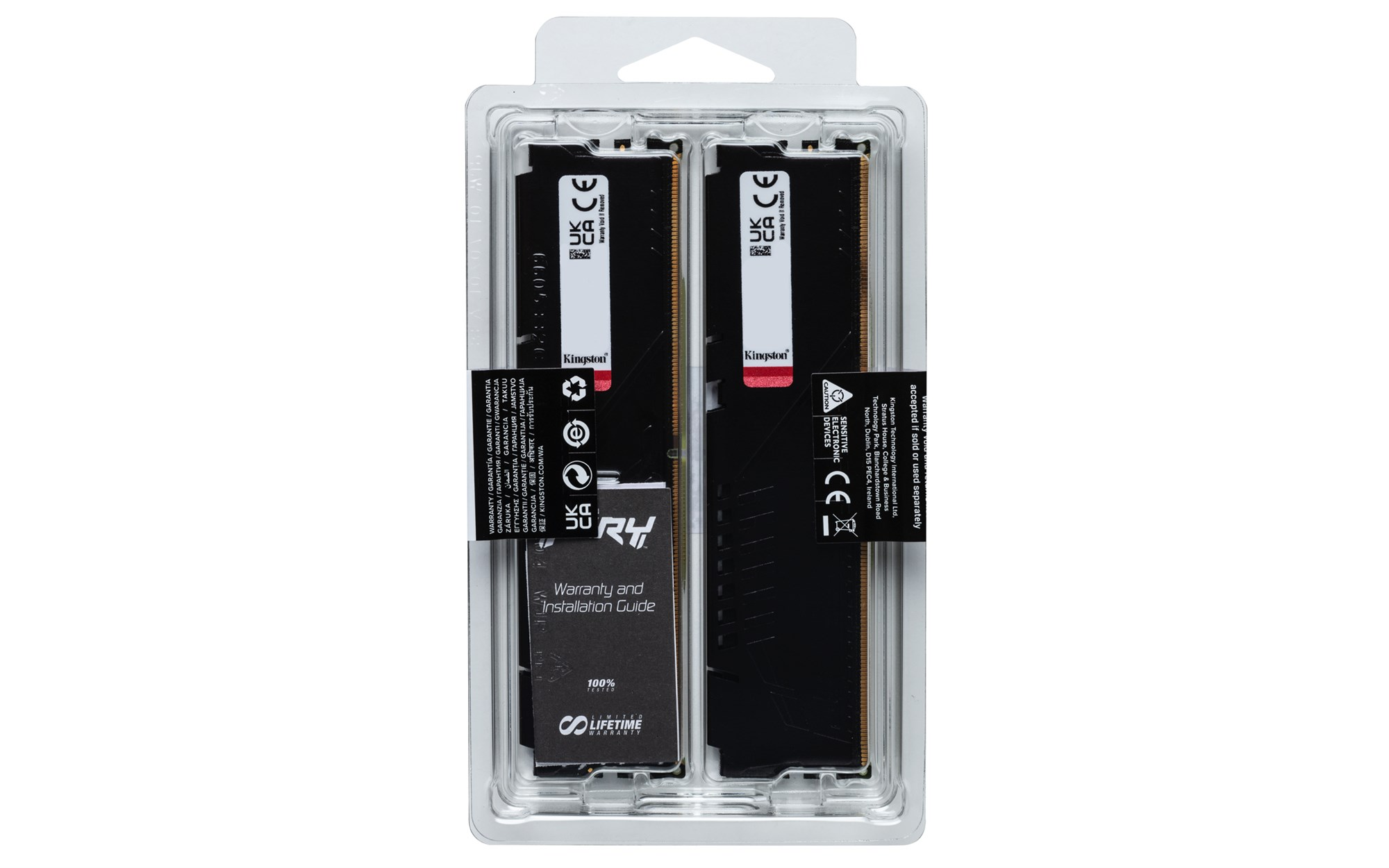 Dos módulos de memoria RAM Kingston en un blíster de plástico transparente con guía de instalación.