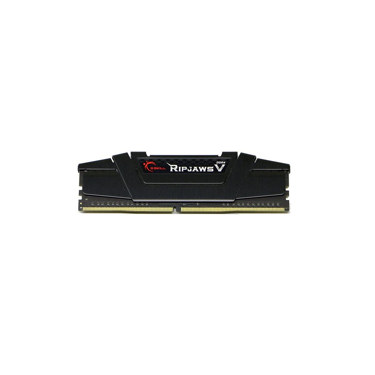 Un module de mémoire RAM DDR4 G.Skill Ripjaws V noir avec dissipateur sur fond blanc.