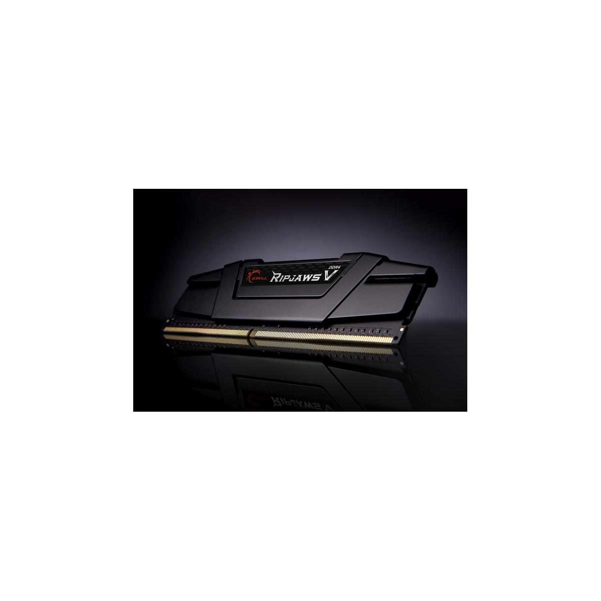 Barrette de RAM DDR4 G.Skill Ripjaws V noire sur fond réfléchissant et sombre.