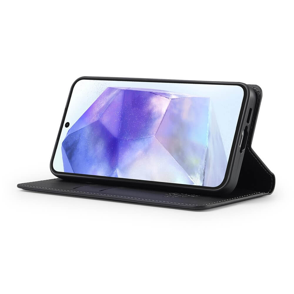 Uno smartphone nero posizionato orizzontalmente in una custodia protettiva in pelle su sfondo bianco.