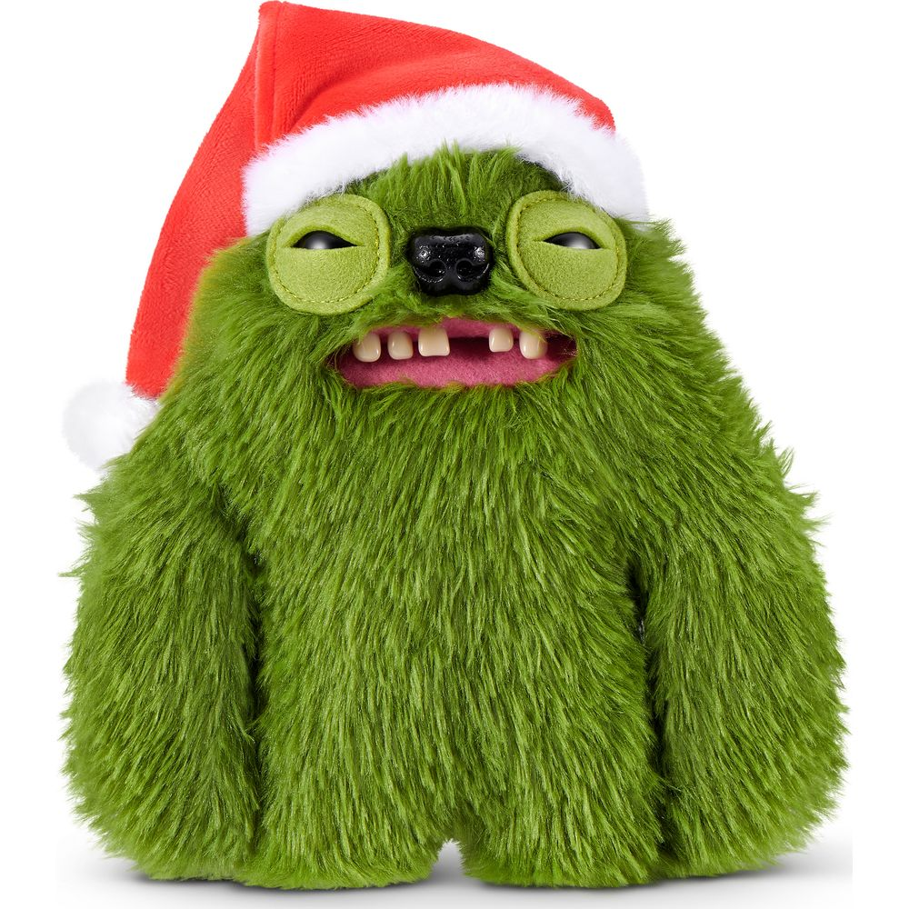 Ein flauschiges grünes Plüschmonster mit einer rot-weißen Weihnachtsmütze vor weißem Hintergrund.