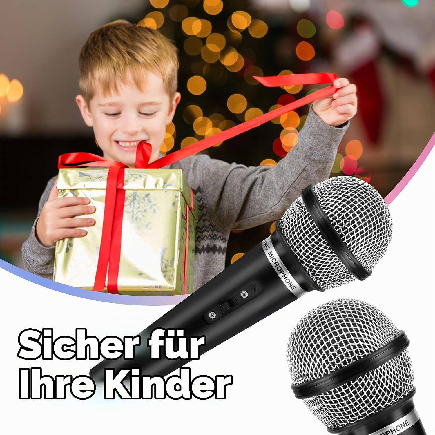 Ein Junge öffnet ein Geschenk mit roter Schleife, darunter zwei Mikrofone.
