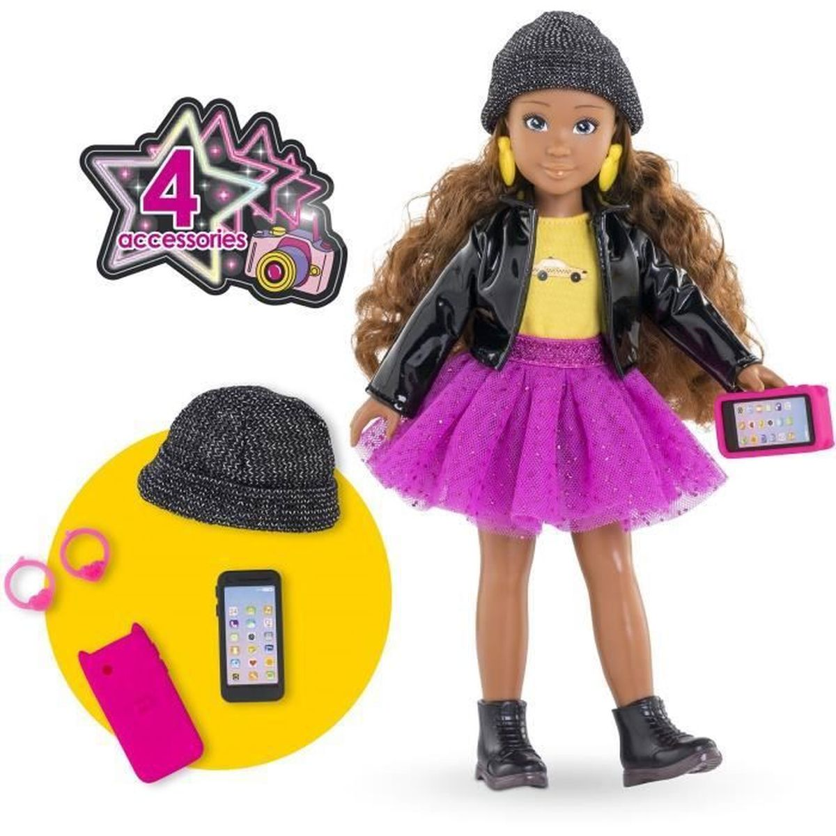 Eine Modepuppe in schwarzer Jacke, lila Rock und Mütze hält ein pinkes Telefon, mit passendem Zubehör.