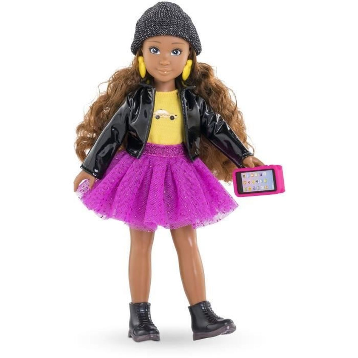 Eine Puppe mit braunem Haar, einer schwarzen Mütze, einer gelben Bluse, einer schwarzen Jacke, einem pinken Rock und Stiefeln.
