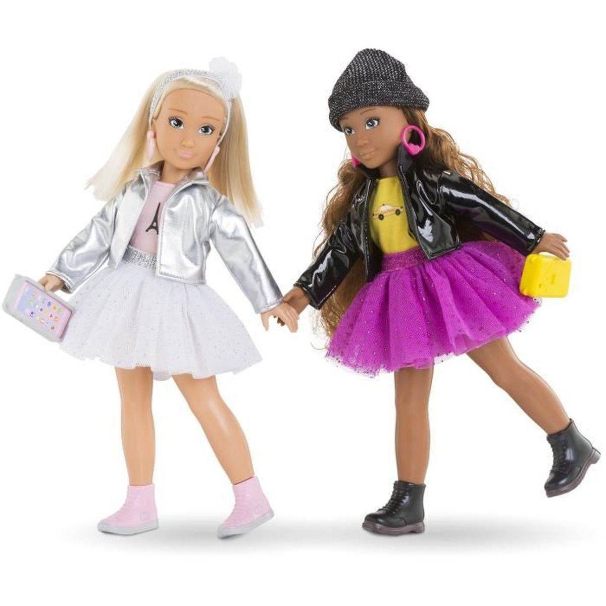 Zwei modische Puppen in stylischen Outfits halten Händchen und stehen auf einem weißen Hintergrund.