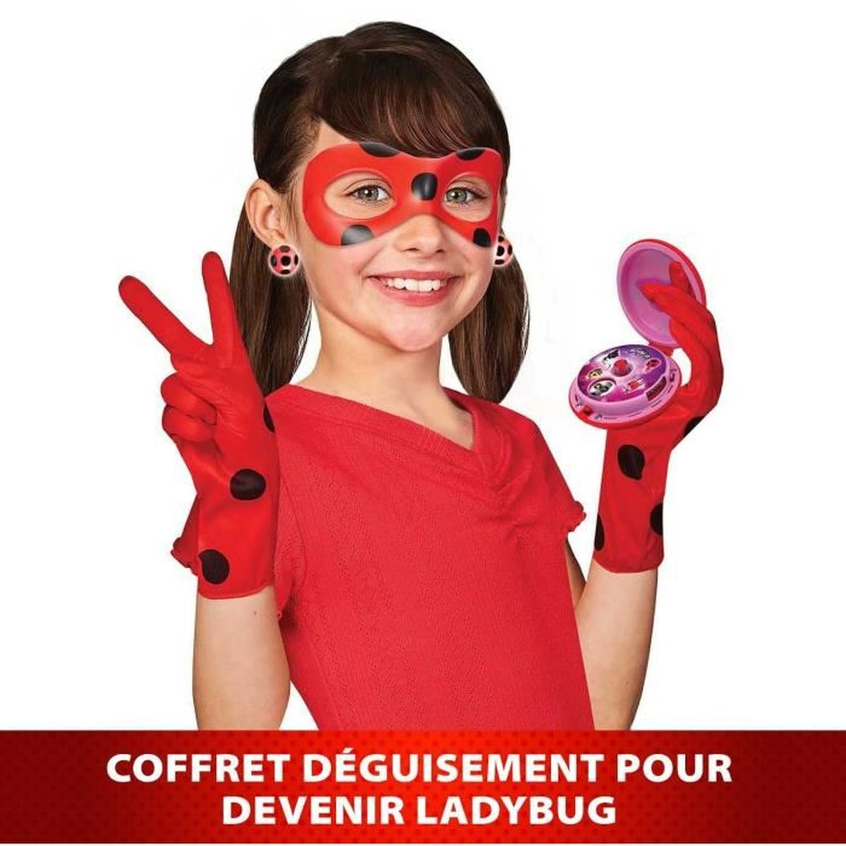 Ein Mädchen im Ladybug-Kostüm mit roter Maske, gepunkteten Handschuhen und einem pinken Gerät in der Hand.
