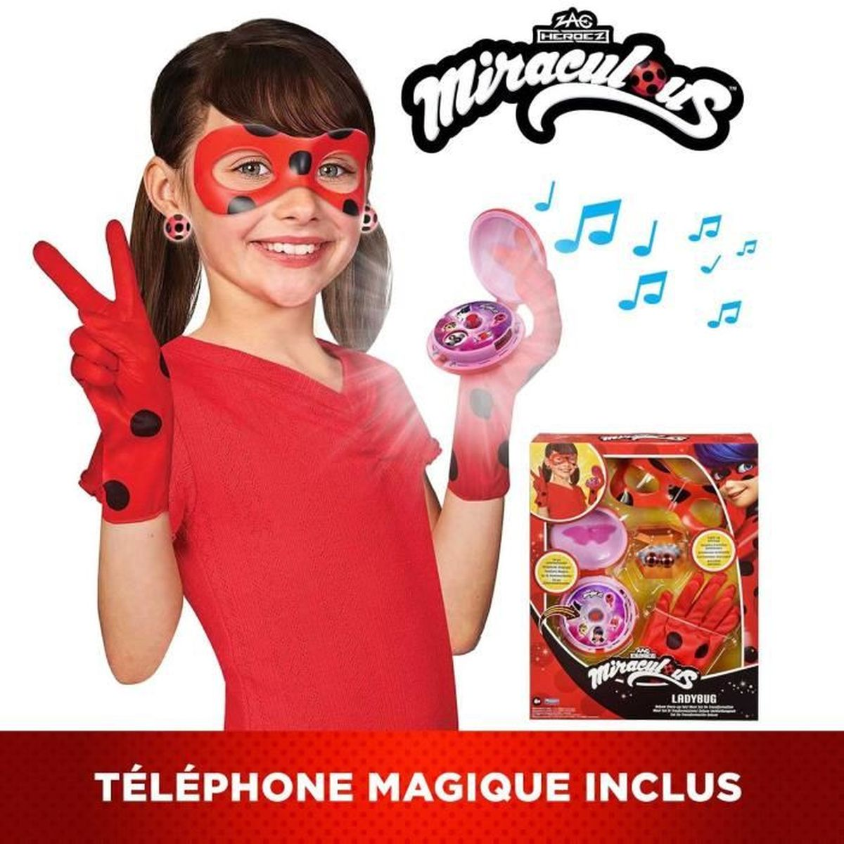 Ein Mädchen im Ladybug Kostüm mit Maske und Handschuhen zeigt ein magisches Telefon, daneben die Produktverpackung.