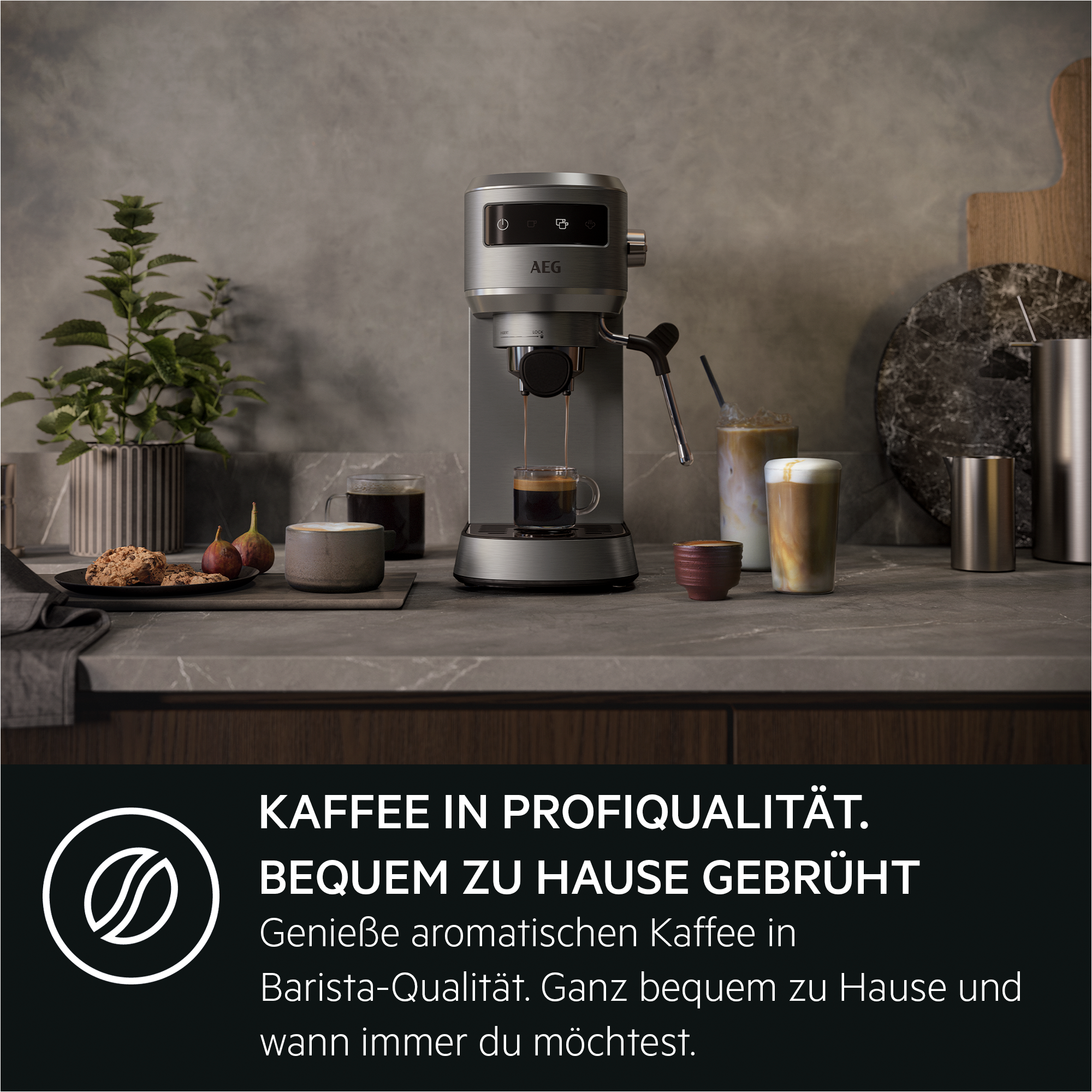 Eine AEGEspressomaschine auf einer Küchentheke brüht Kaffee, begleitet von Tassen, Gläsern, Feigen und Gebäck.