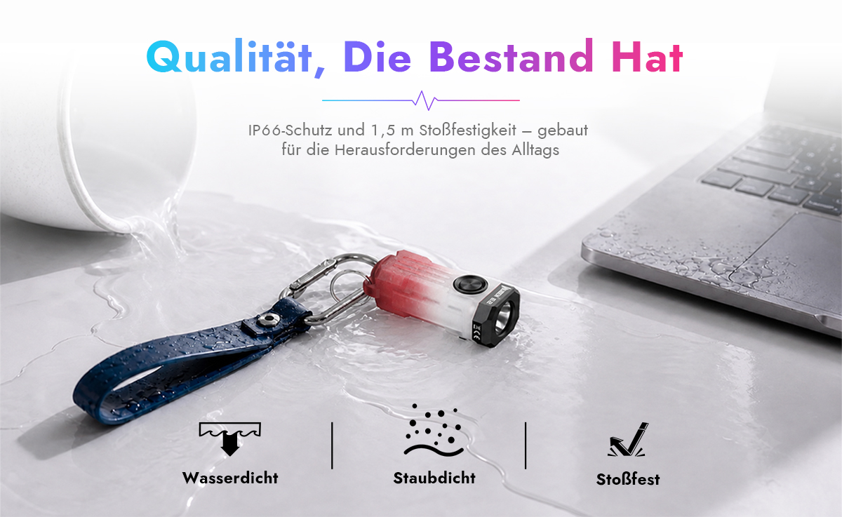 Eine kleine rot-weiße Taschenlampe mit blauem Band auf nassem Tisch mit Laptop und ausgelaufener Tasse.