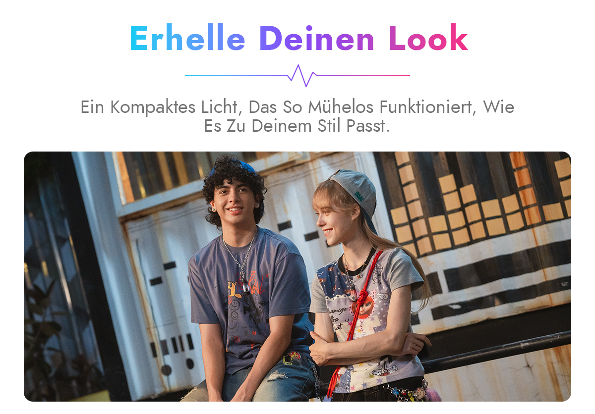 Ein junges Paar sitzt lächelnd im Freien vor einer gemusterten Wand. Text oben.