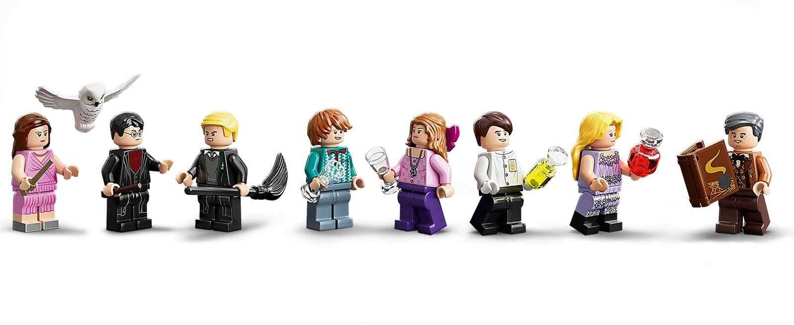 Acht Harry Potter Lego-Minifiguren mit Zubehör vor weißem Hintergrund.