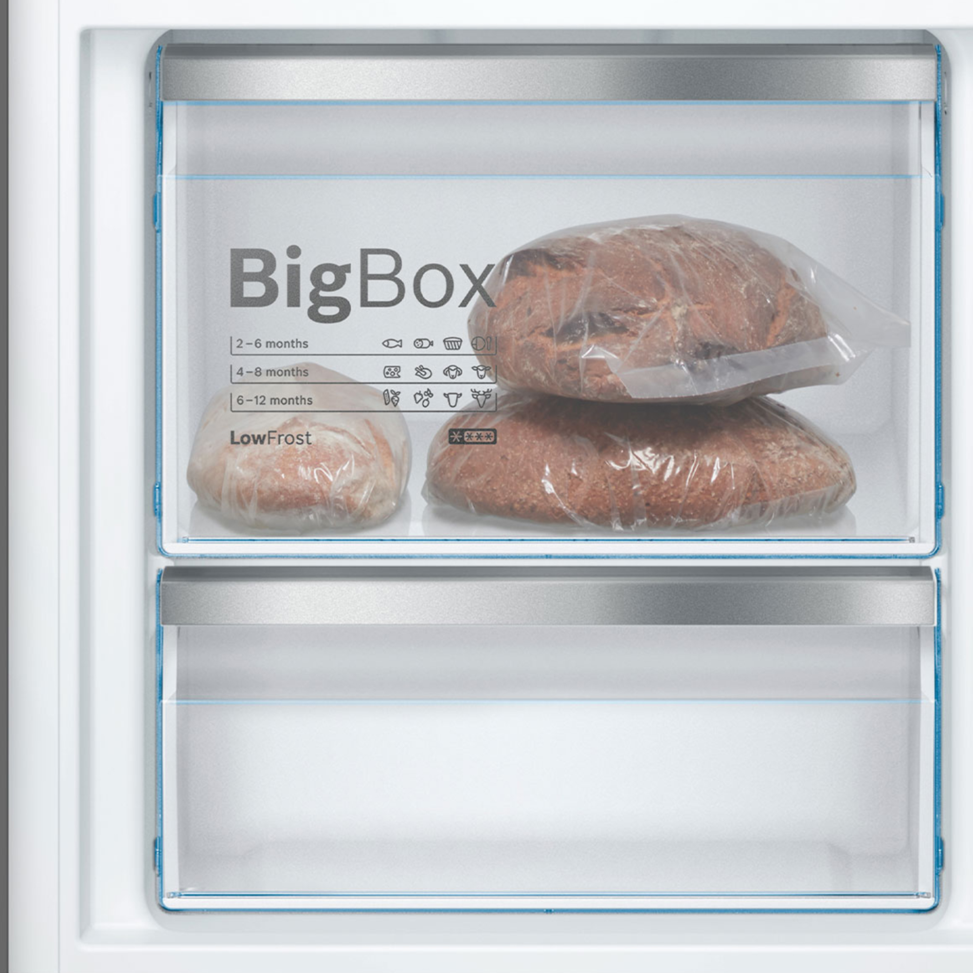 Congelatore con un BigBox pieno di pane confezionato e un cassetto vuoto sotto.