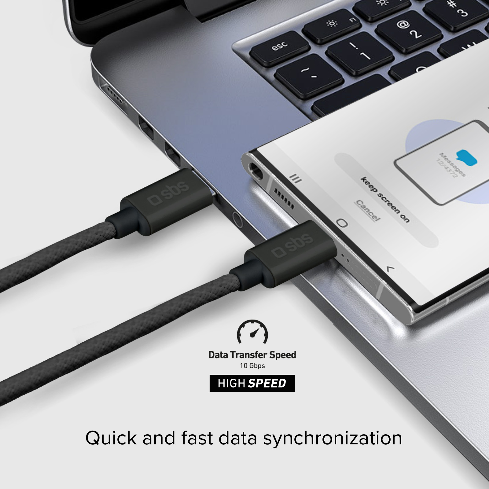 Dos cables USB negros conectan un portátil y un smartphone.