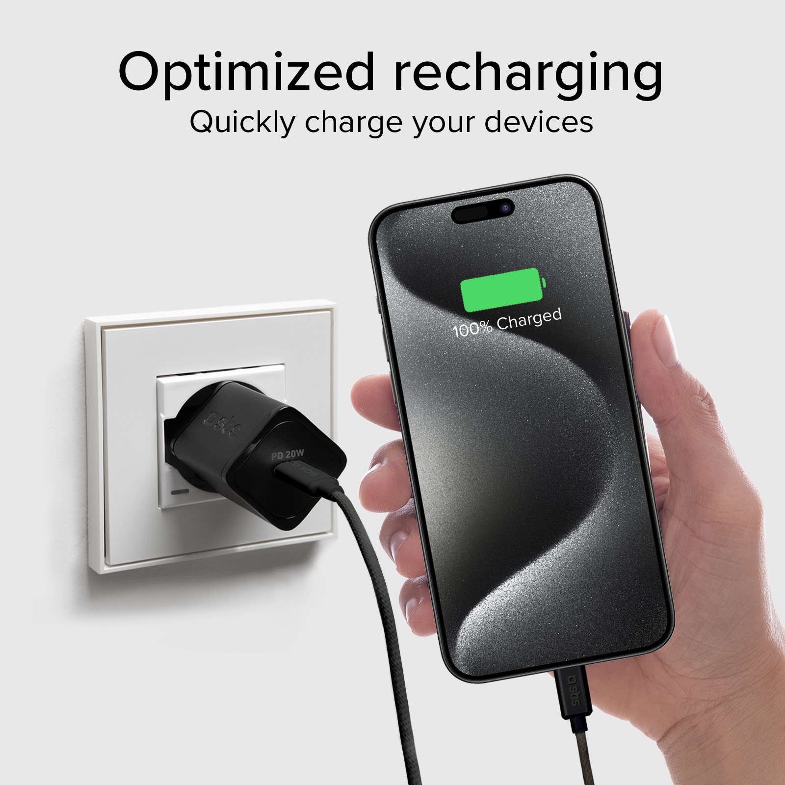 Teléfono inteligente conectado al cargador de pared, mostrando 100% cargado.