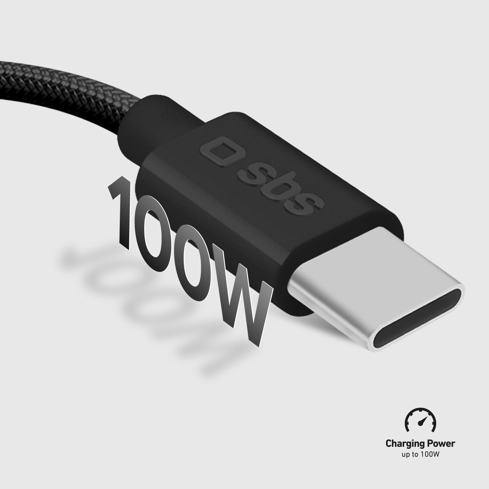 Un conector de cable USB-C negro con logo SBS y texto 100W sobre fondo claro.