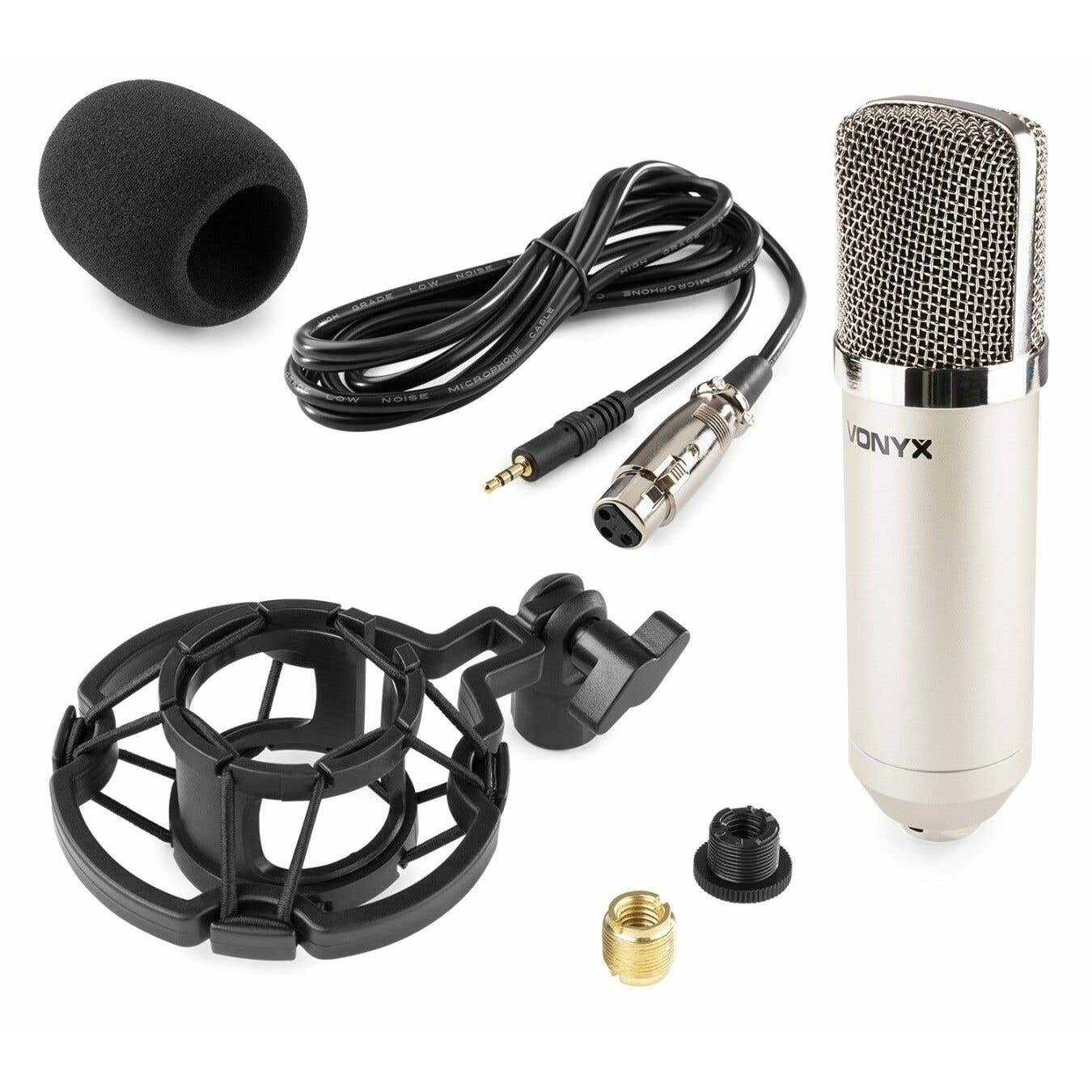Un micrófono de estudio Vonyx plateado, soporte antivibración, filtro negro, cable de audio y adaptadores en fondo blanco.