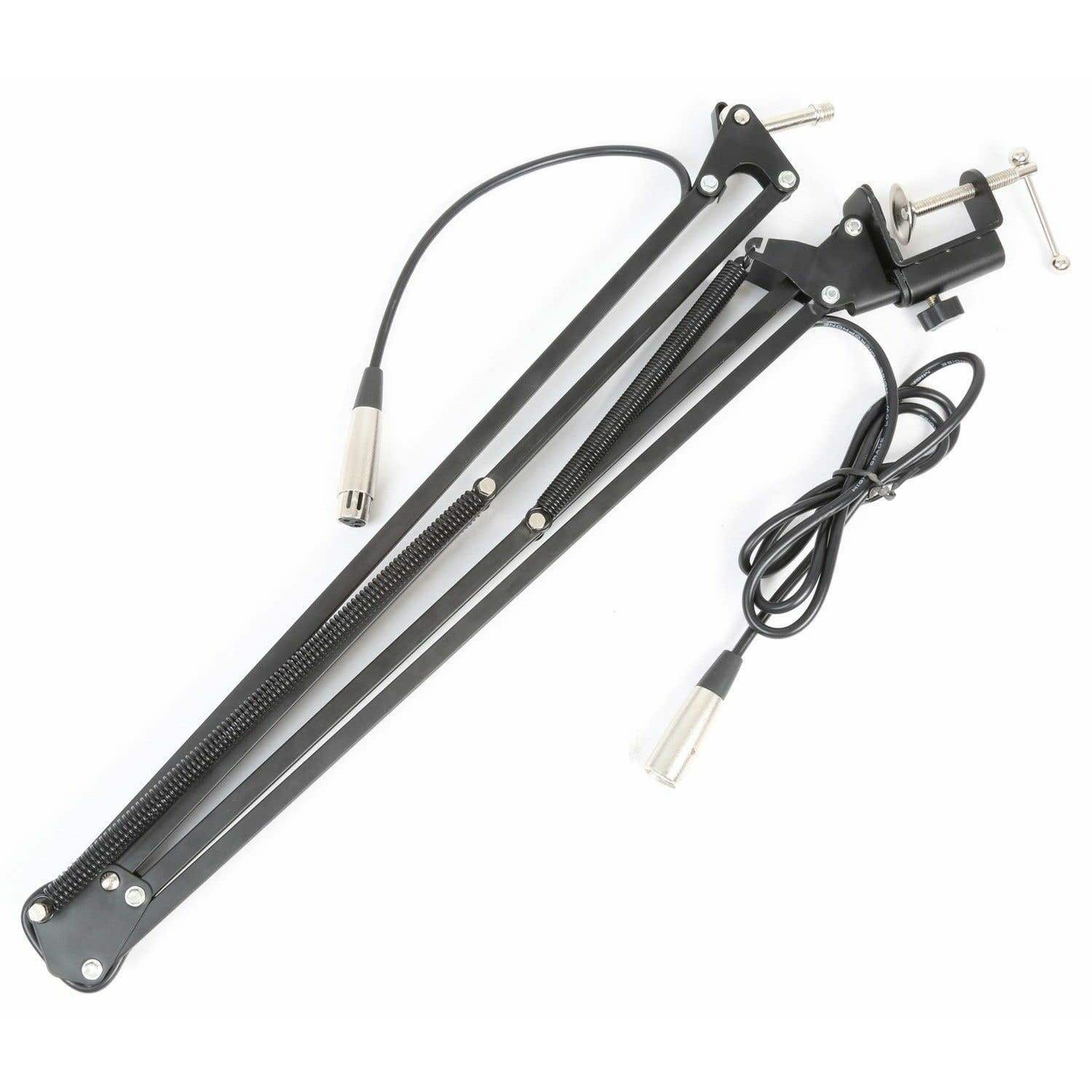 Un brazo de micrófono negro plegable con abrazadera de escritorio y cable XLR conectado sobre fondo blanco.