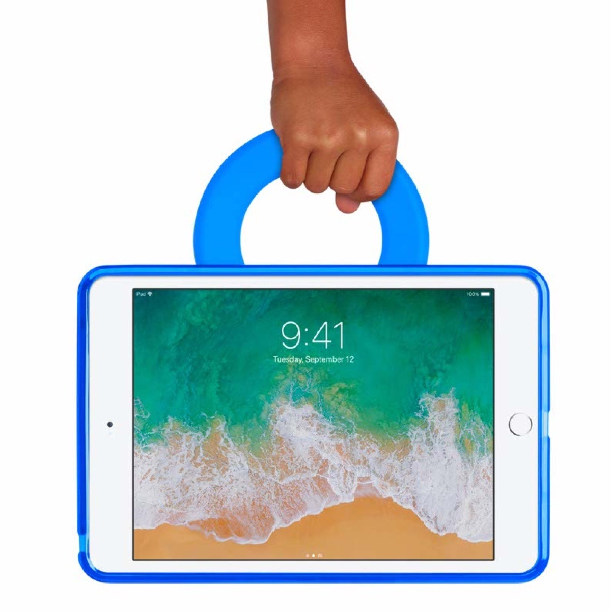 Eine Kinderhand hält ein blaues Tablet mit Griff und Strand-Hintergrundbild.
