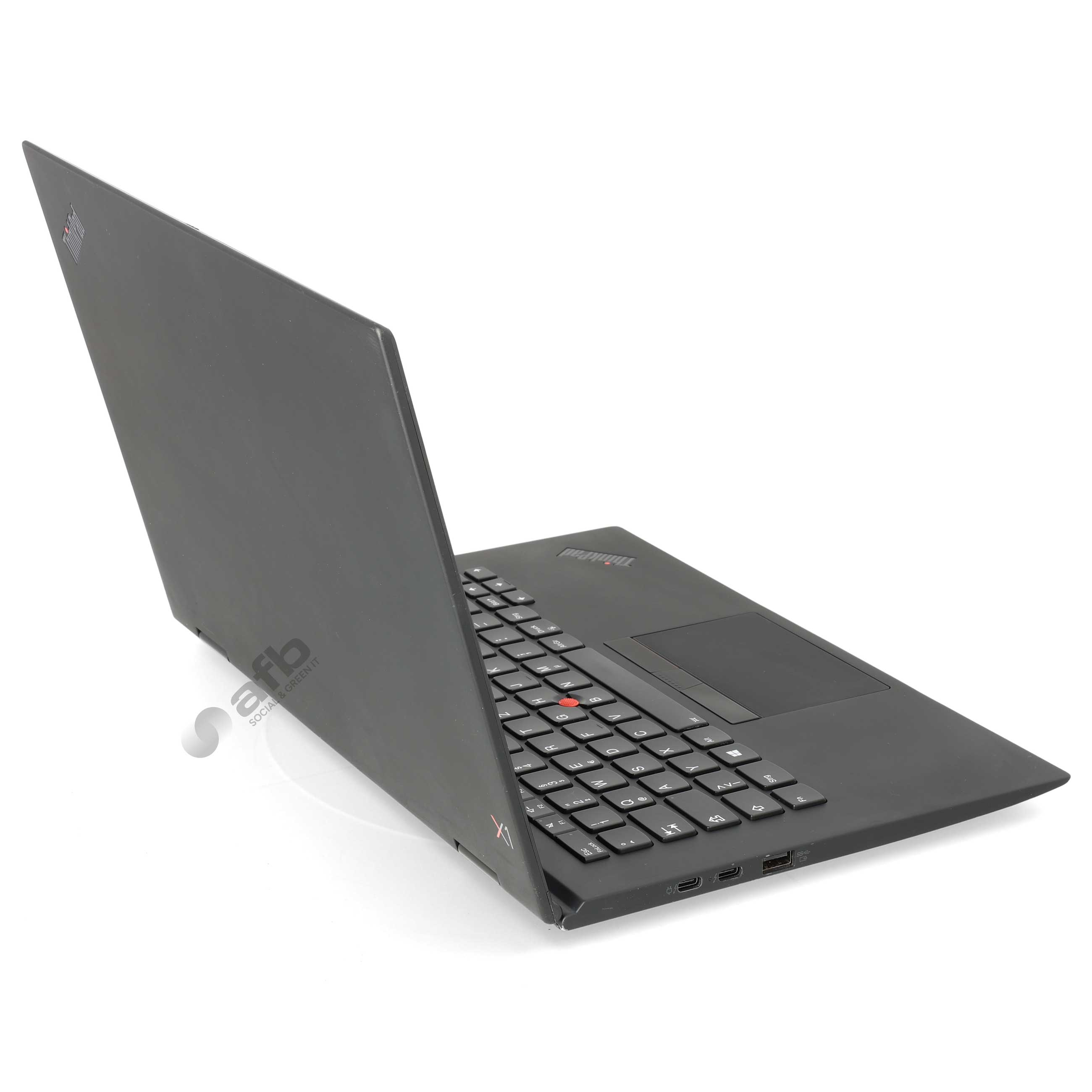 Ein offener schwarzer Laptop von Lenovo ThinkPad steht auf weißem Hintergrund, seitlich betrachtet.