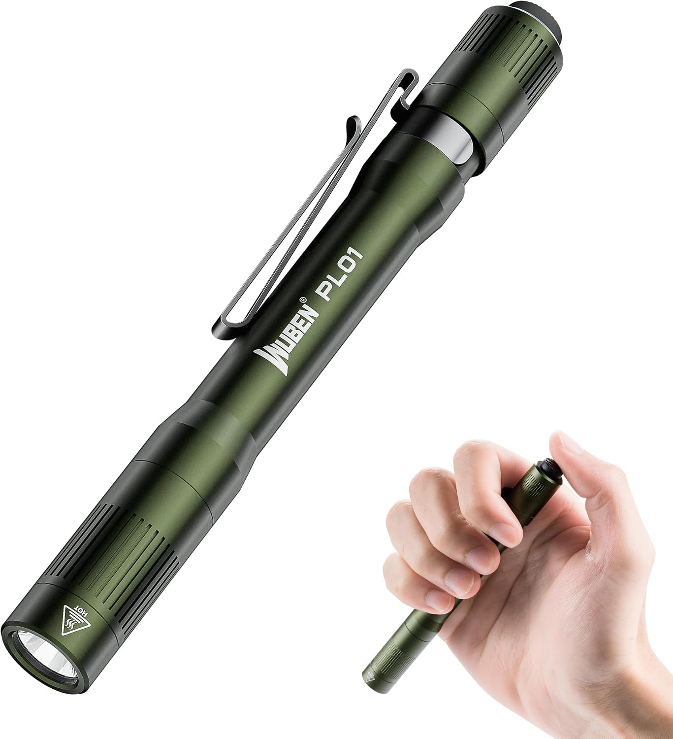 Eine grüne Wuben PL01 Stiftlampe mit Clip, daneben eine Hand, die eine kleinere Version hält.