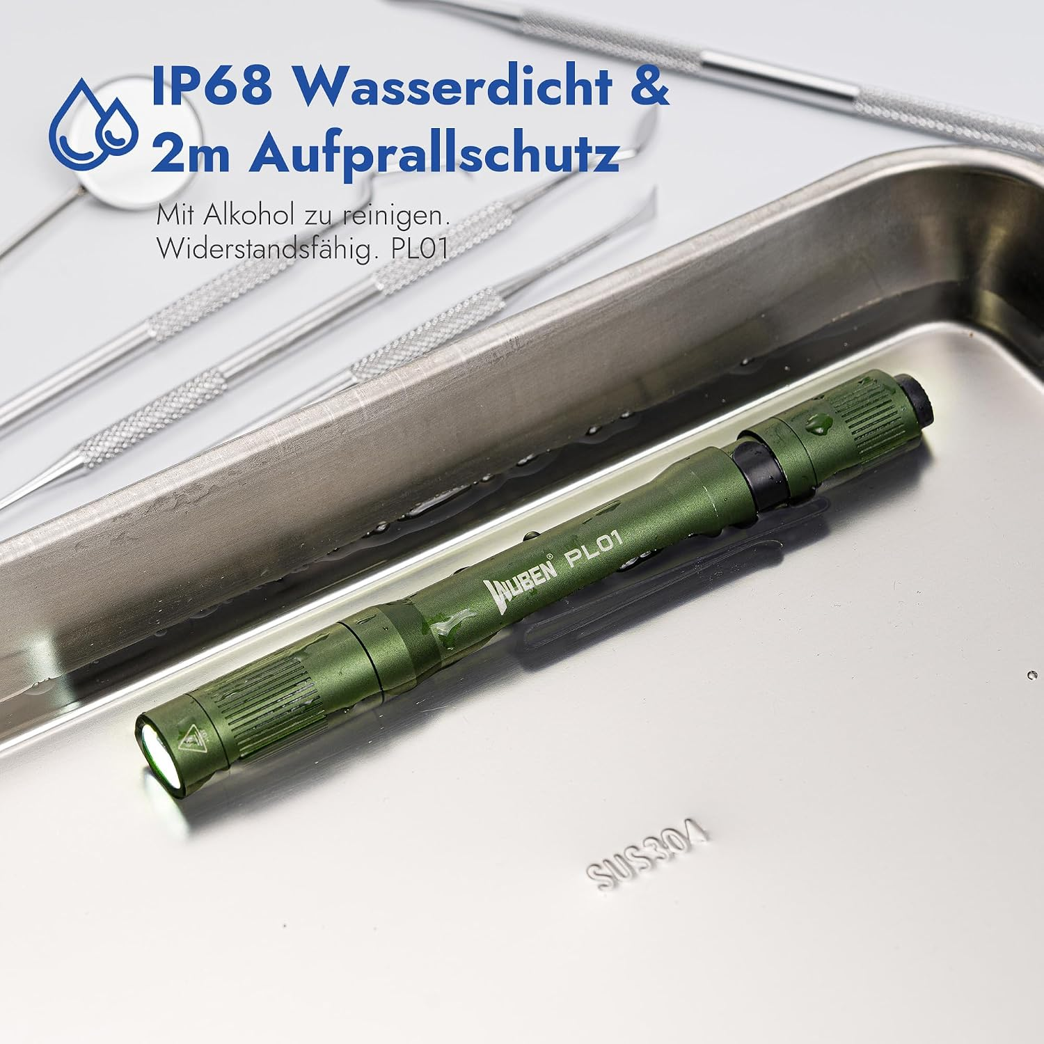 Wasserdichte grüne Wuben PL01 Stiftlampe in einer Edelstahlschale mit zahnärztlichen Werkzeugen.