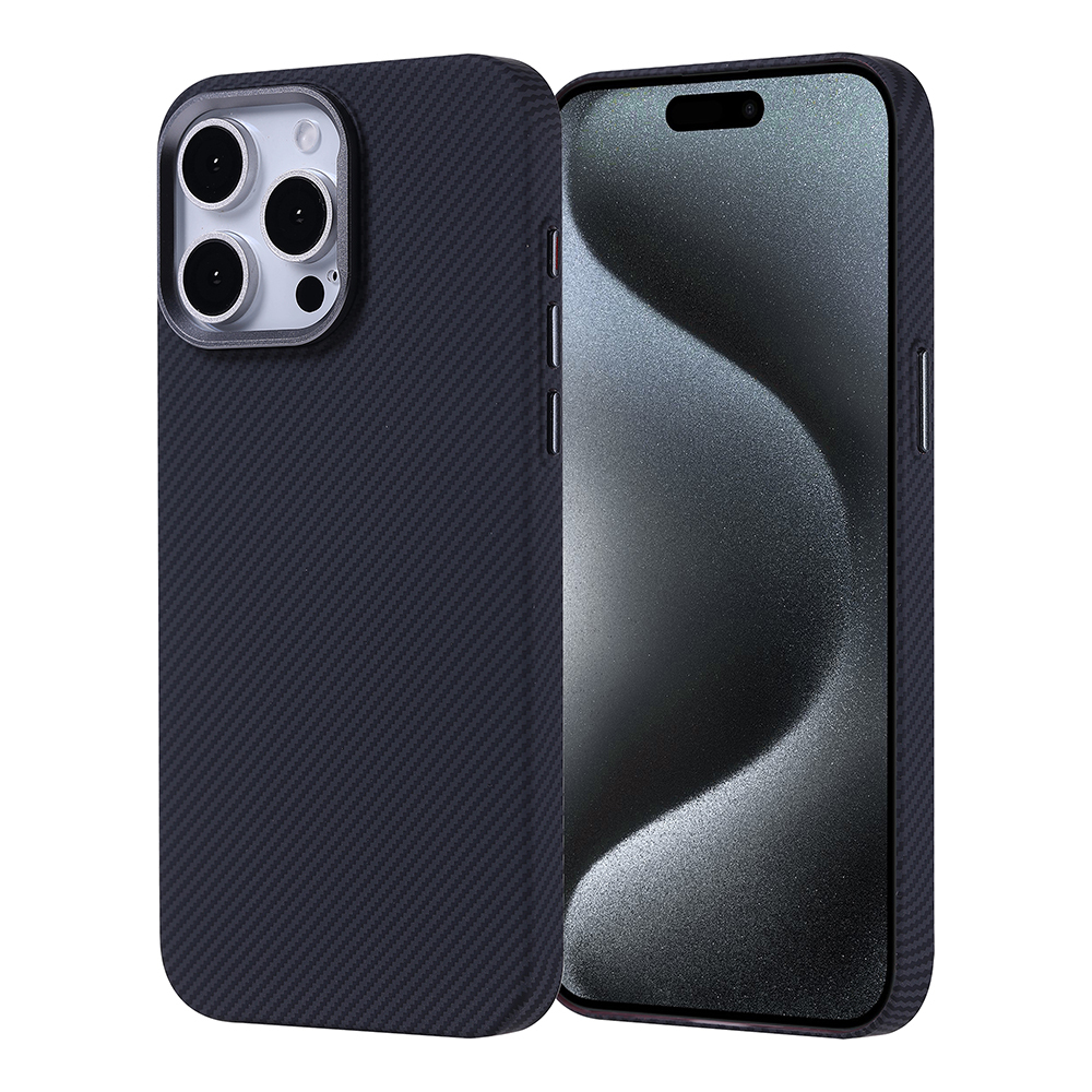Un teléfono inteligente en una funda protectora de fibra de carbono negra que muestra la parte delantera y trasera.