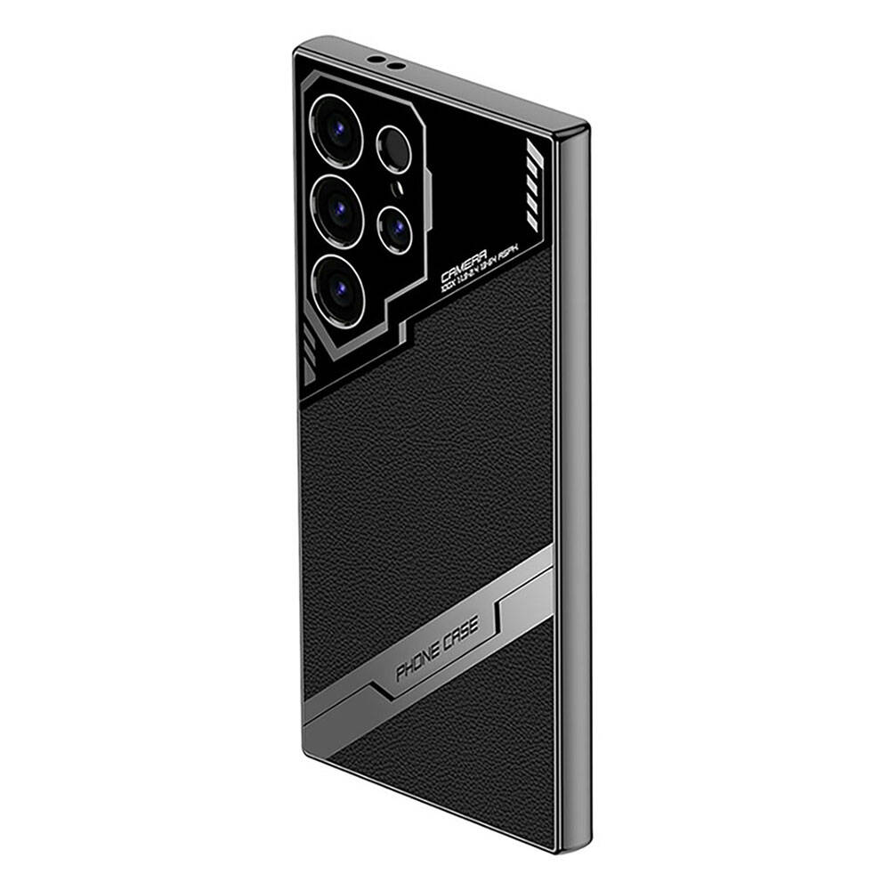 Una funda de smartphone negra con parte trasera de cuero texturizado, detalles metálicos y recortes de cámara.