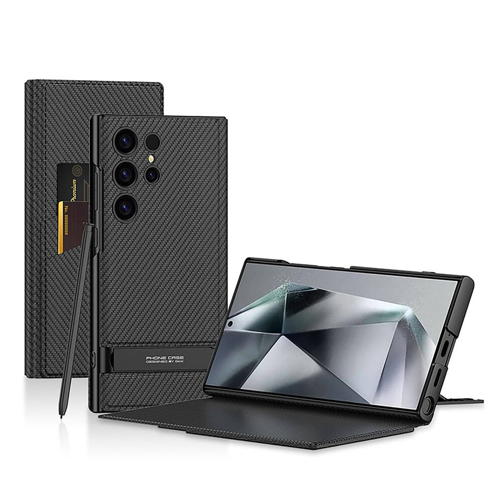 Una funda de smartphone texturizada negra con soporte integrado, tarjetero y lápiz óptico sobre fondo blanco.