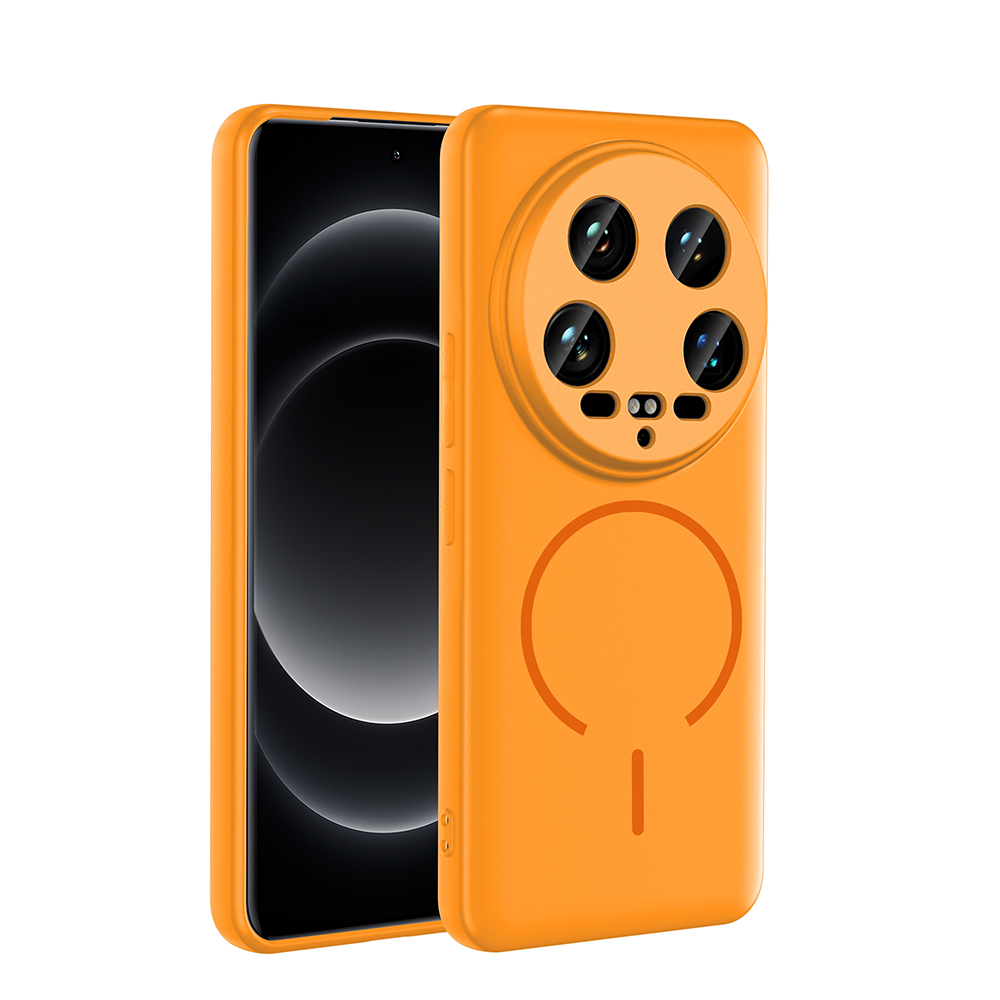 Un smartphone naranja con módulo de cámara circular y anillo de carga magnética en la parte trasera.