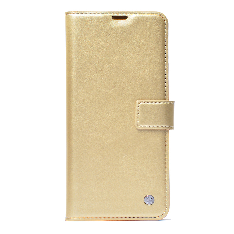 Goldfarbene Leder-Handyhülle mit Buchklappe und kleinem runden Metalllogo.
