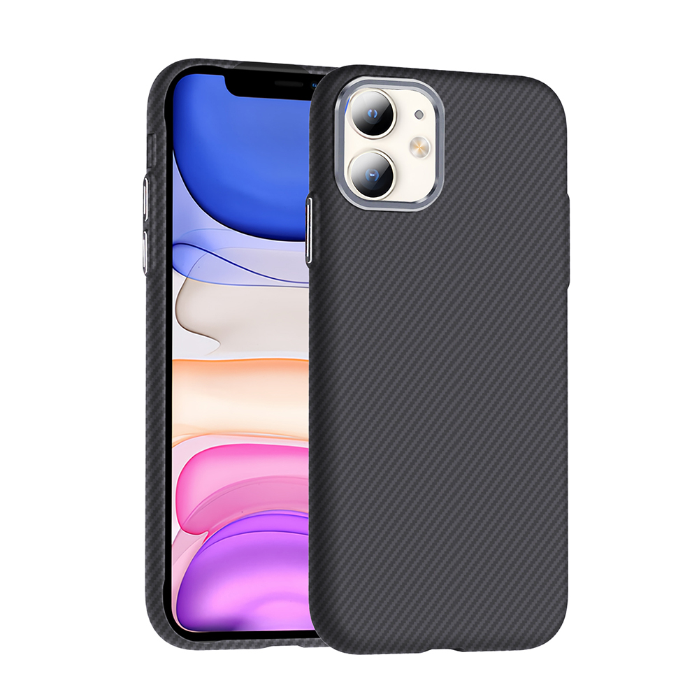 Ein Smartphone in einer schwarzen Carbon-Schutzhülle mit zwei Kameras auf der Rückseite und buntem Display.