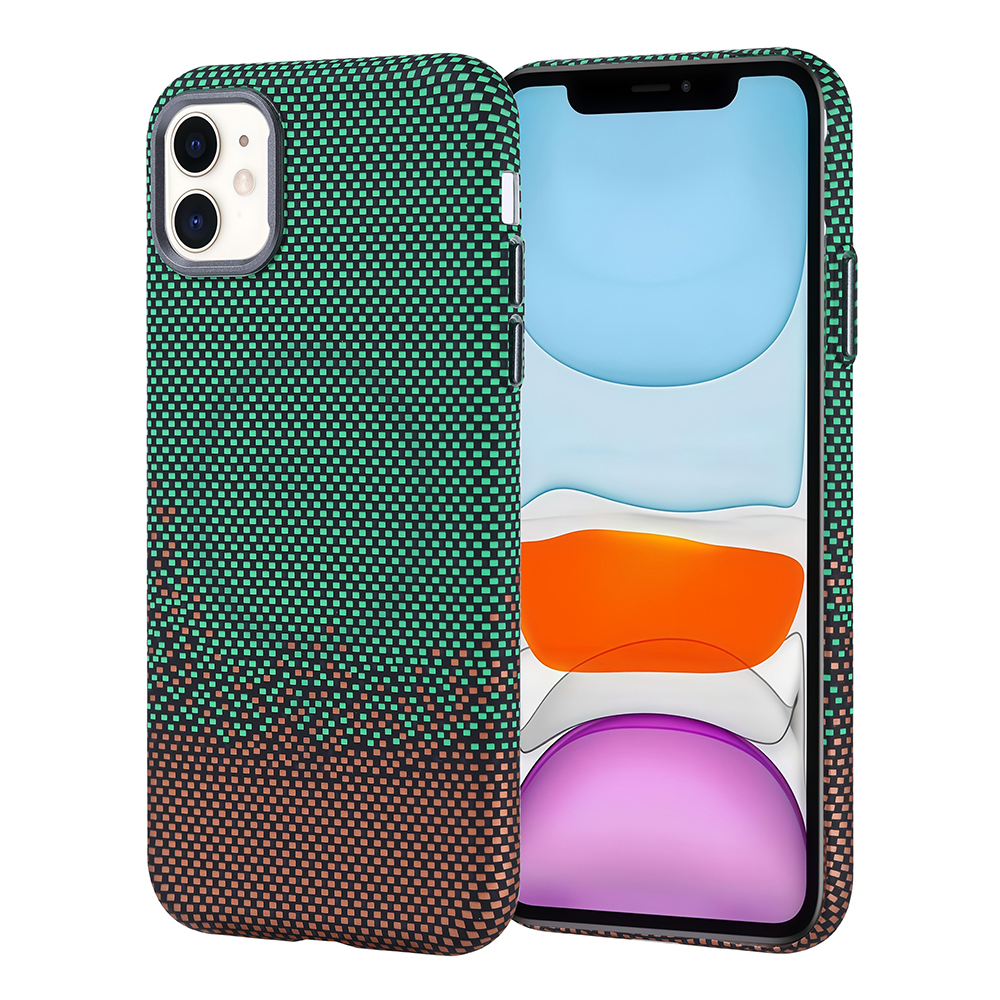 Uno smartphone con custodia a quadri verde e marrone e display colorato su sfondo bianco.