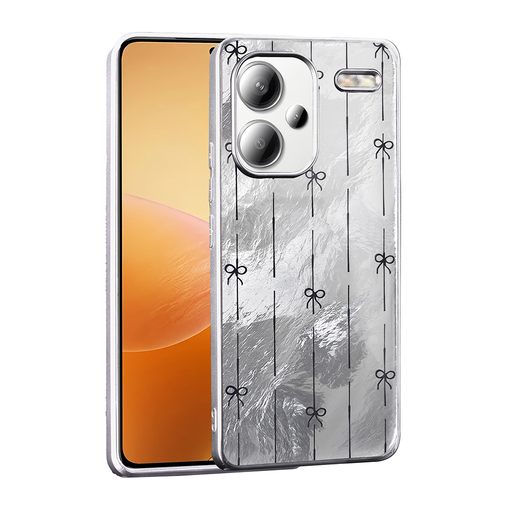 Funda de móvil plateada con patrón de lazos negros y protección de cámara en un smartphone.