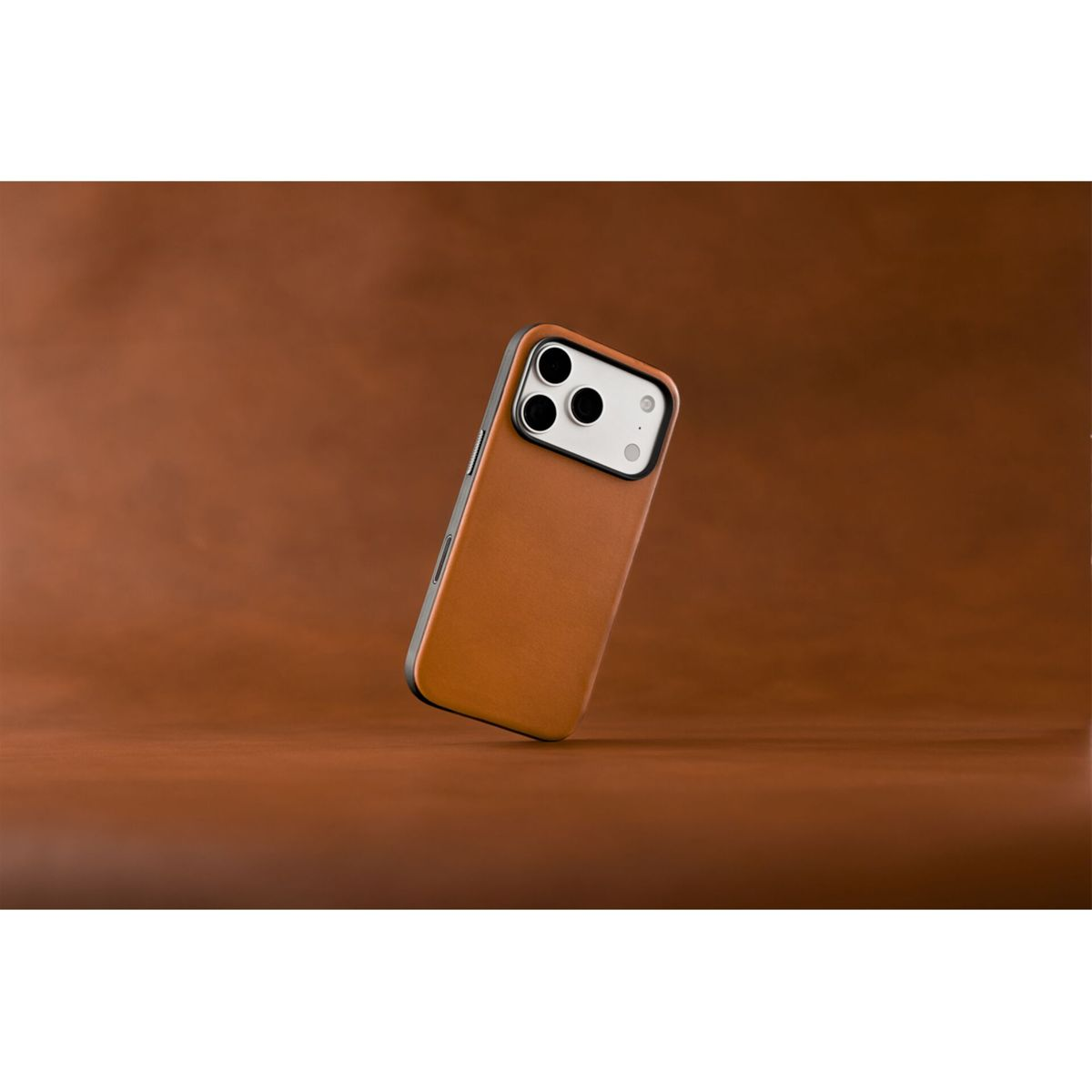 Ein Smartphone in einer braunen Lederhülle schwebt vor einem braunen Hintergrund.