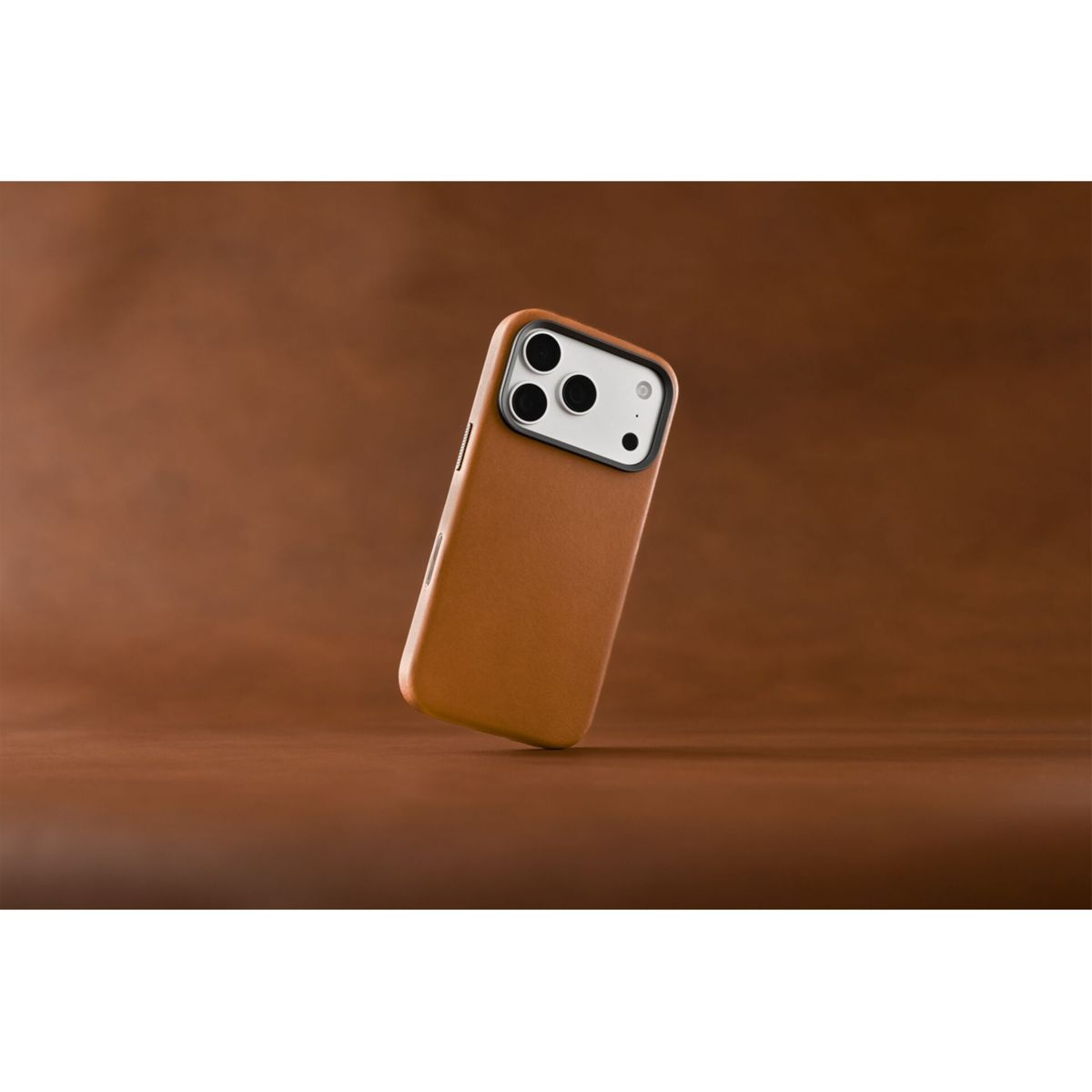 Eine braune Leder-Smartphone-Hülle schwebt vor einem passenden braunen Lederhintergrund.
