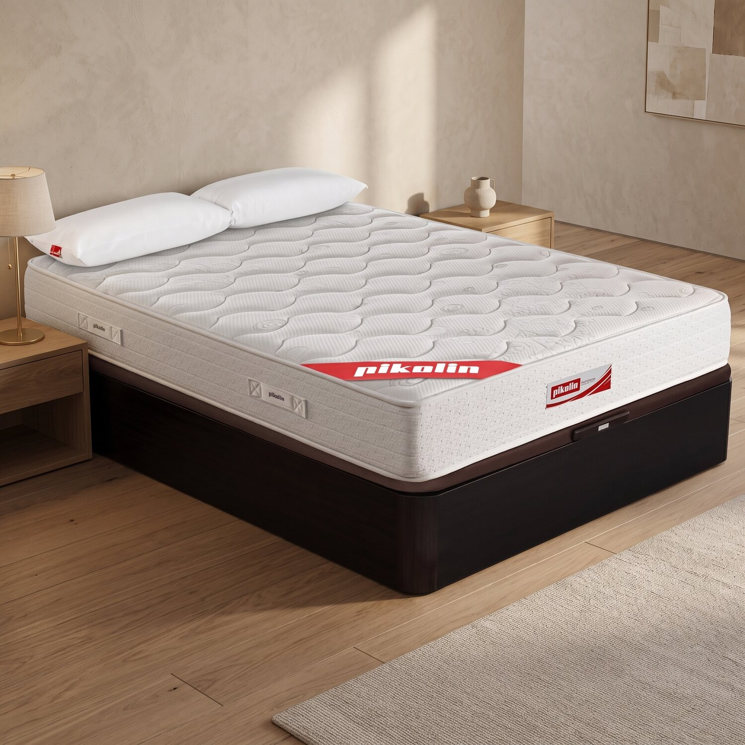 Un colchón blanco Pikolin sobre base oscura con dos almohadas y mesitas de noche de madera.