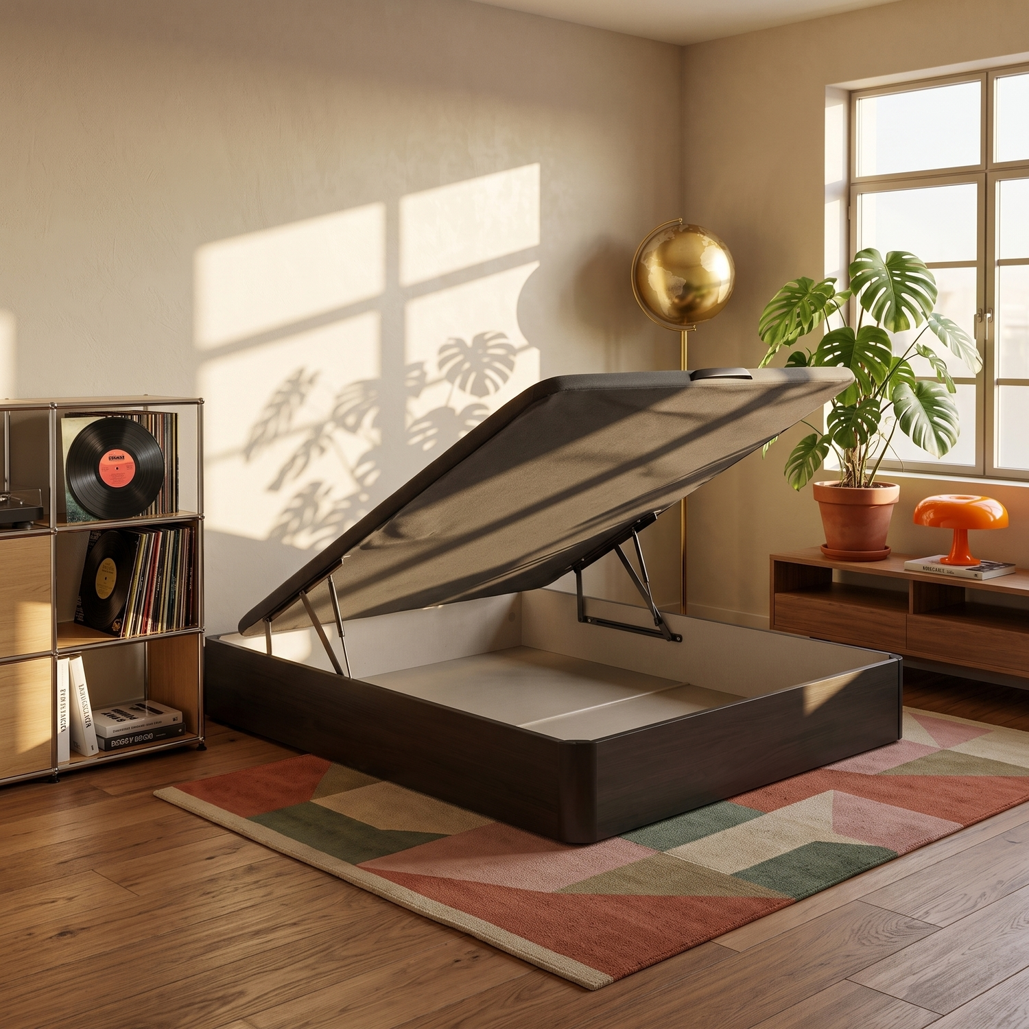 Dormitorio moderno con cama con almacenamiento abierto, discos de vinilo, planta monstera y alfombra geométrica.