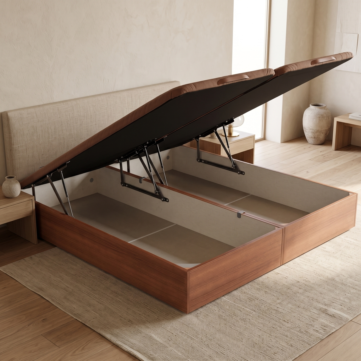 Cama con almacenamiento de madera con la plataforma abierta, revelando compartimentos en una habitación luminosa.