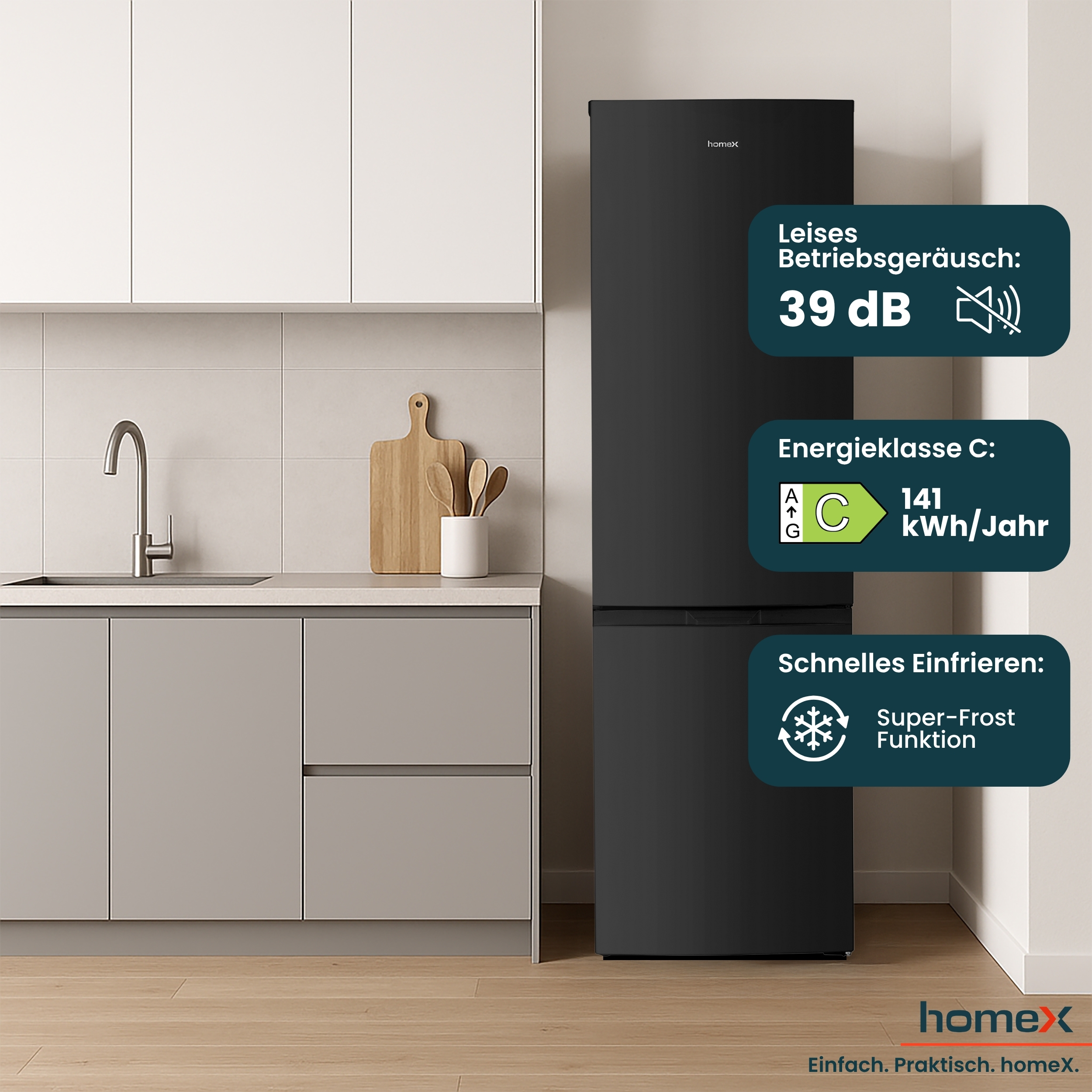 Moderner schwarzer Homex Kühlschrank in heller Küche mit Infoboxen zu Lautstärke, Energieklasse und Super-Frost.