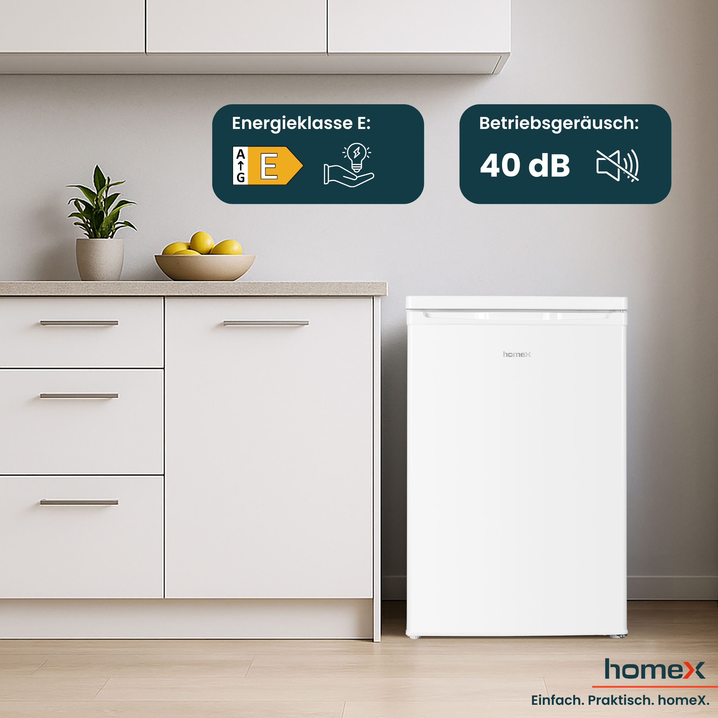 Weißer Homex-Kühlschrank in einer Küche mit Infotafeln für Energieklasse E und 40 dB.