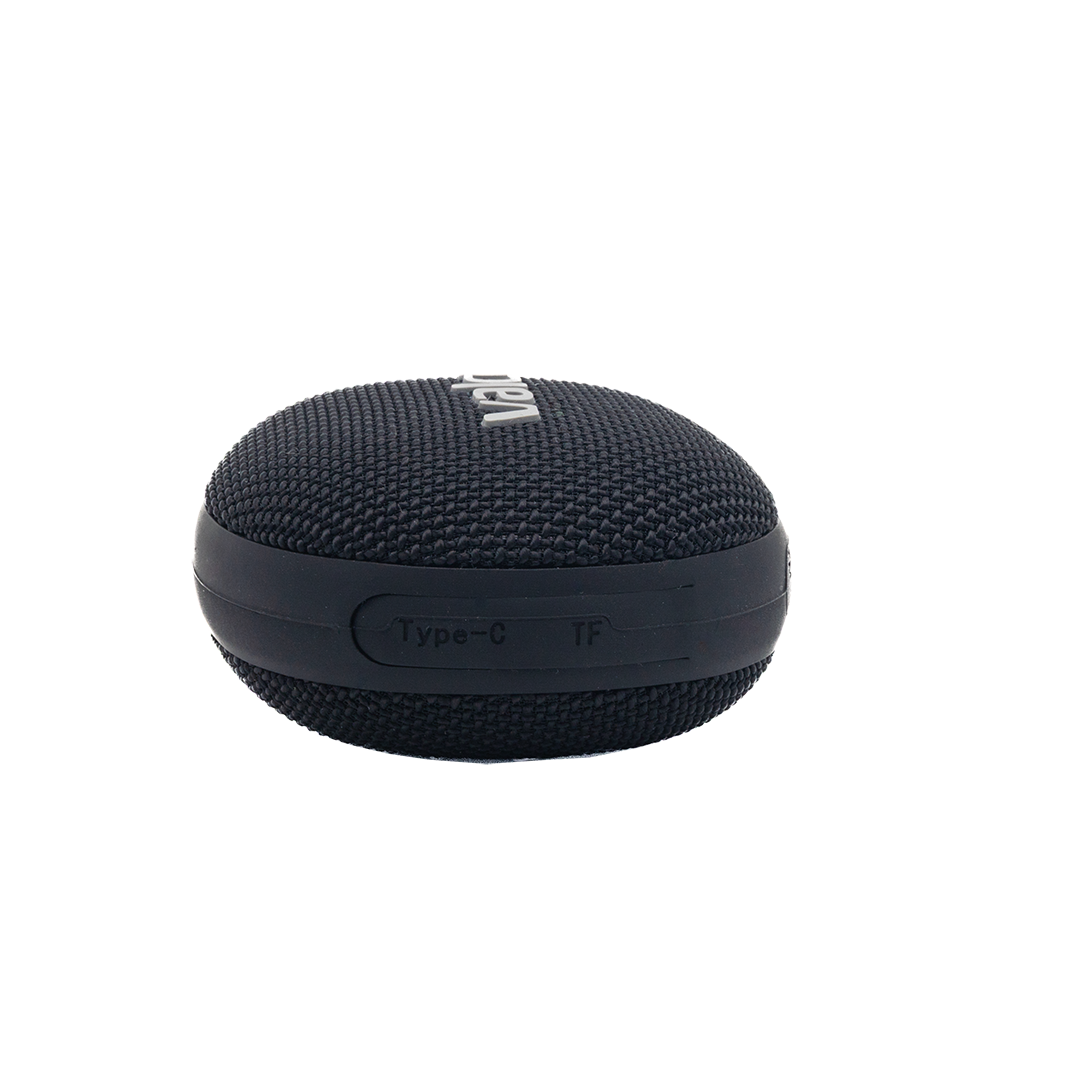 Ein runder, schwarzer Bluetooth-Lautsprecher vor schwarzem Hintergrund mit einer Type-C- und TF-Port-Abdeckung.