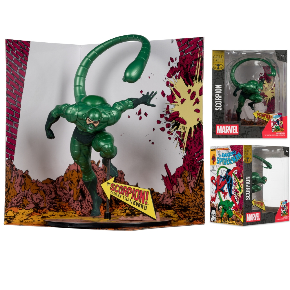 Eine grüne Skorpion-Actionfigur vor einem Comic-Hintergrund, mit Verpackung rechts.