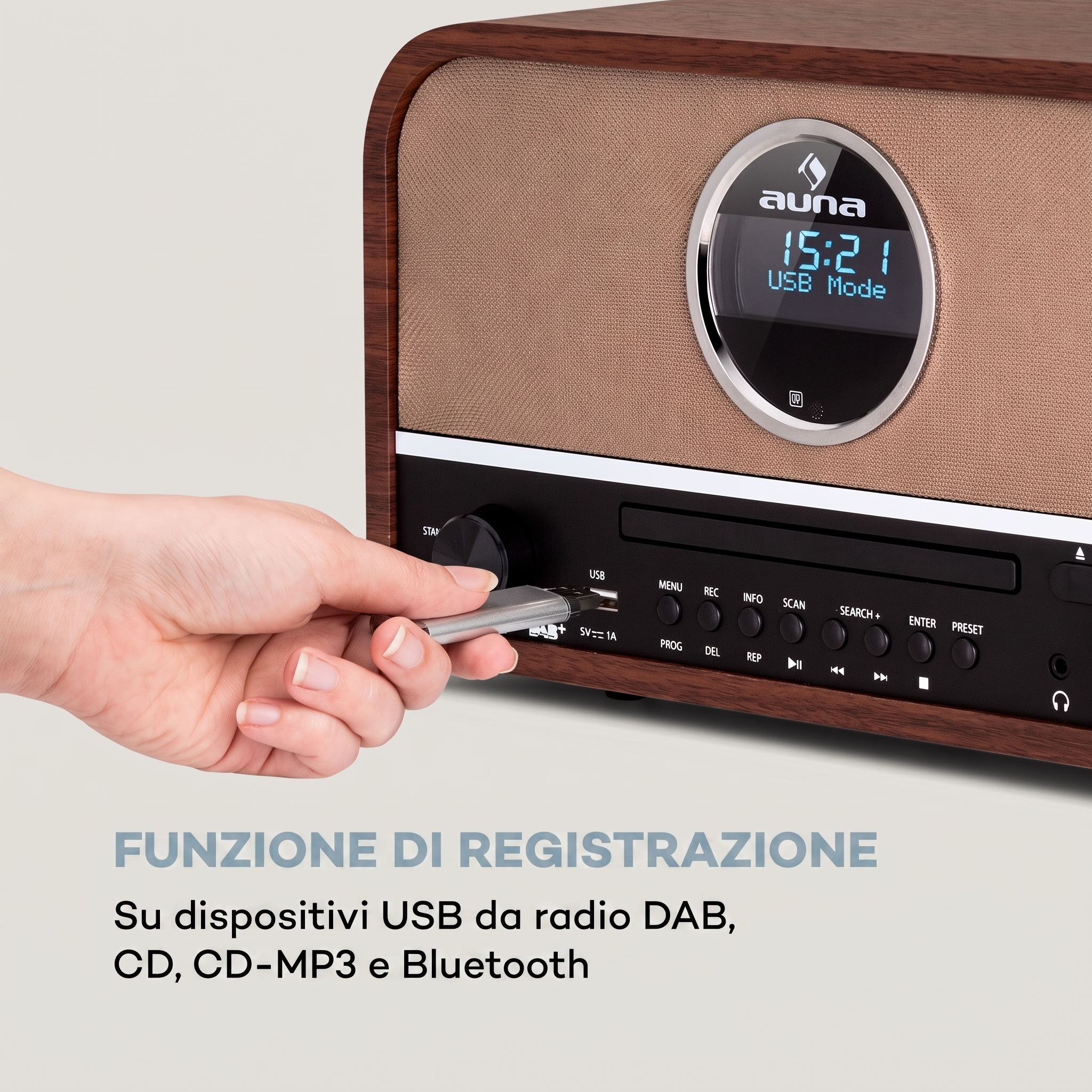 Eine Hand steckt einen USB-Stick in den vorderen Anschluss eines Retro-Holzradios.