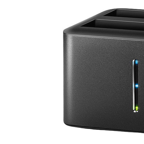 Un double chargeur de batterie noir avec indicateur LED vertical affichant des lumières bleues et vertes sur fond blanc.
