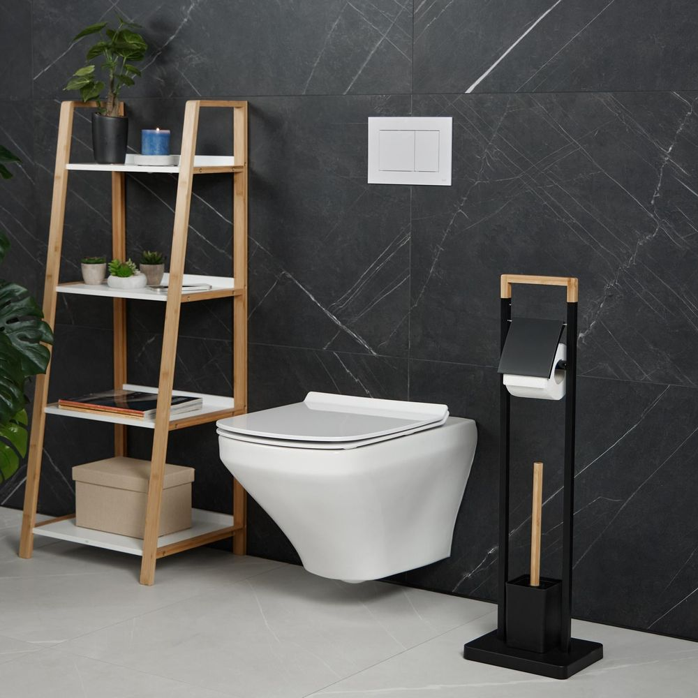 Moderne Toilette mit schwarzem Marmorhintergrund, weißem Regal, Pflanzen und schwarzem Toilettenpapierhalter.