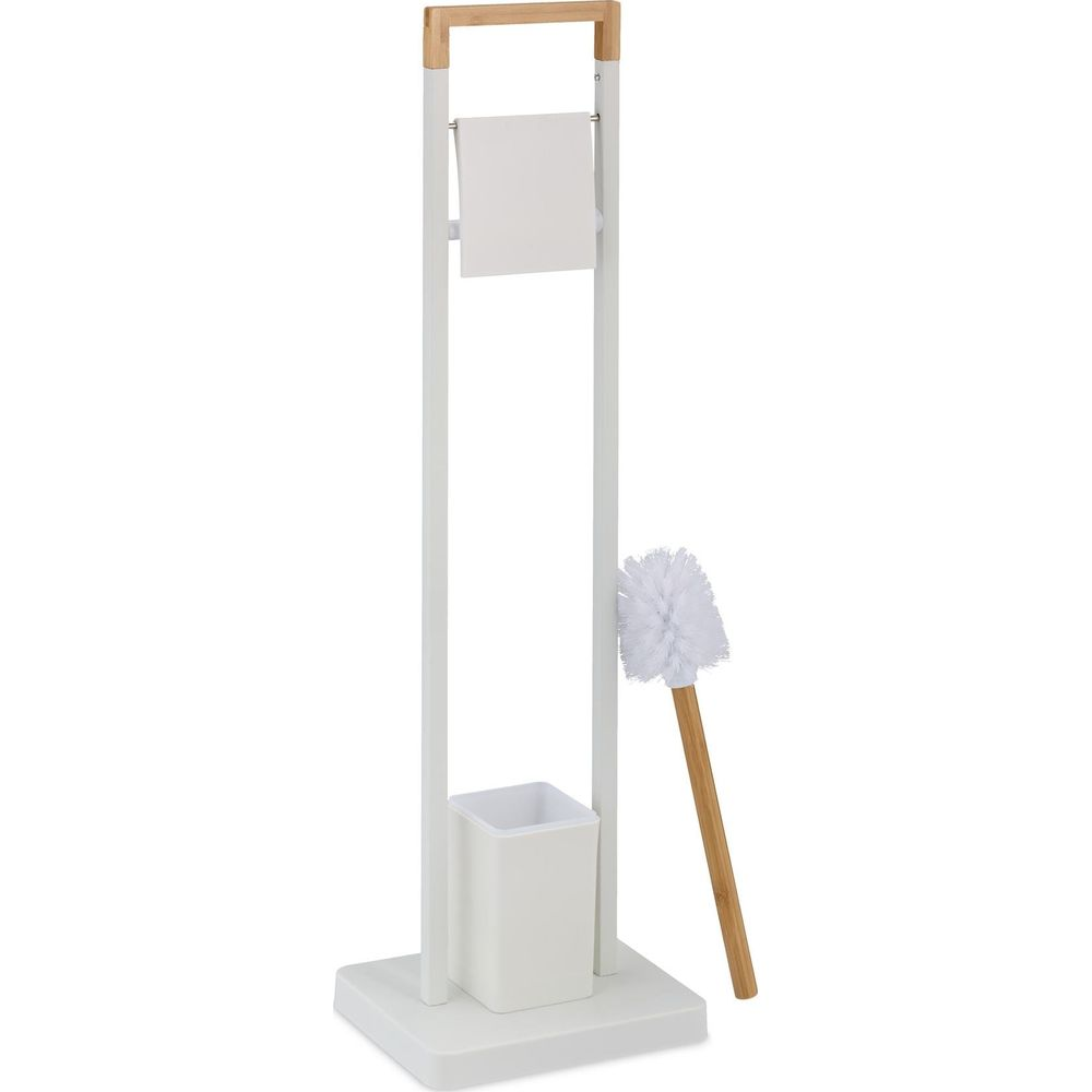 Ein weißer Toilettenpapierhalter mit Bambusgriff, einer Rolle und einer passenden Klobürste daneben.
