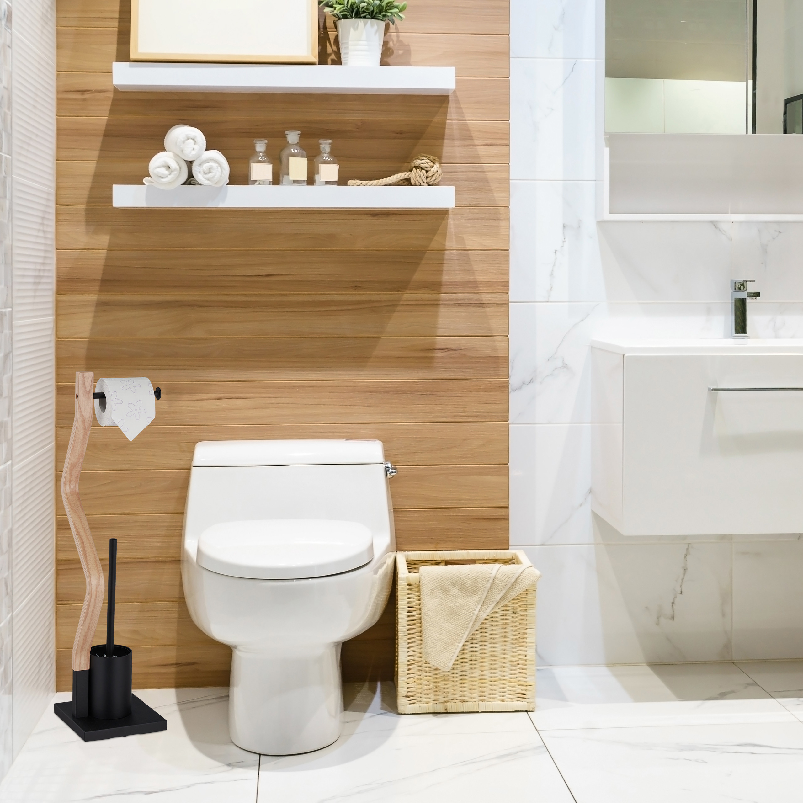 Ein modernes Badezimmer mit weißer Toilette, Holzlamellenwand, Regalen mit Pflegeprodukten und Waschbecken.