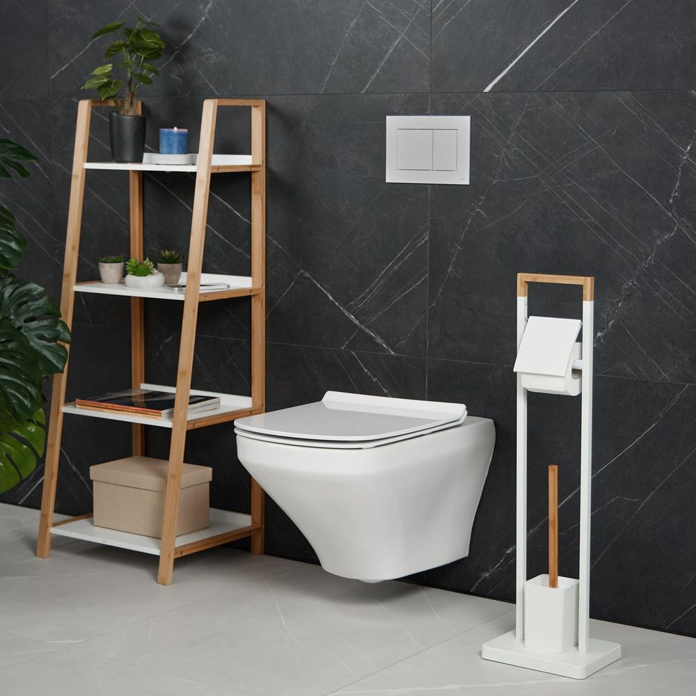 Moderne Toilette mit dunklen Fliesen, Holzregal voller Pflanzen und Toilettenpapierhalter.