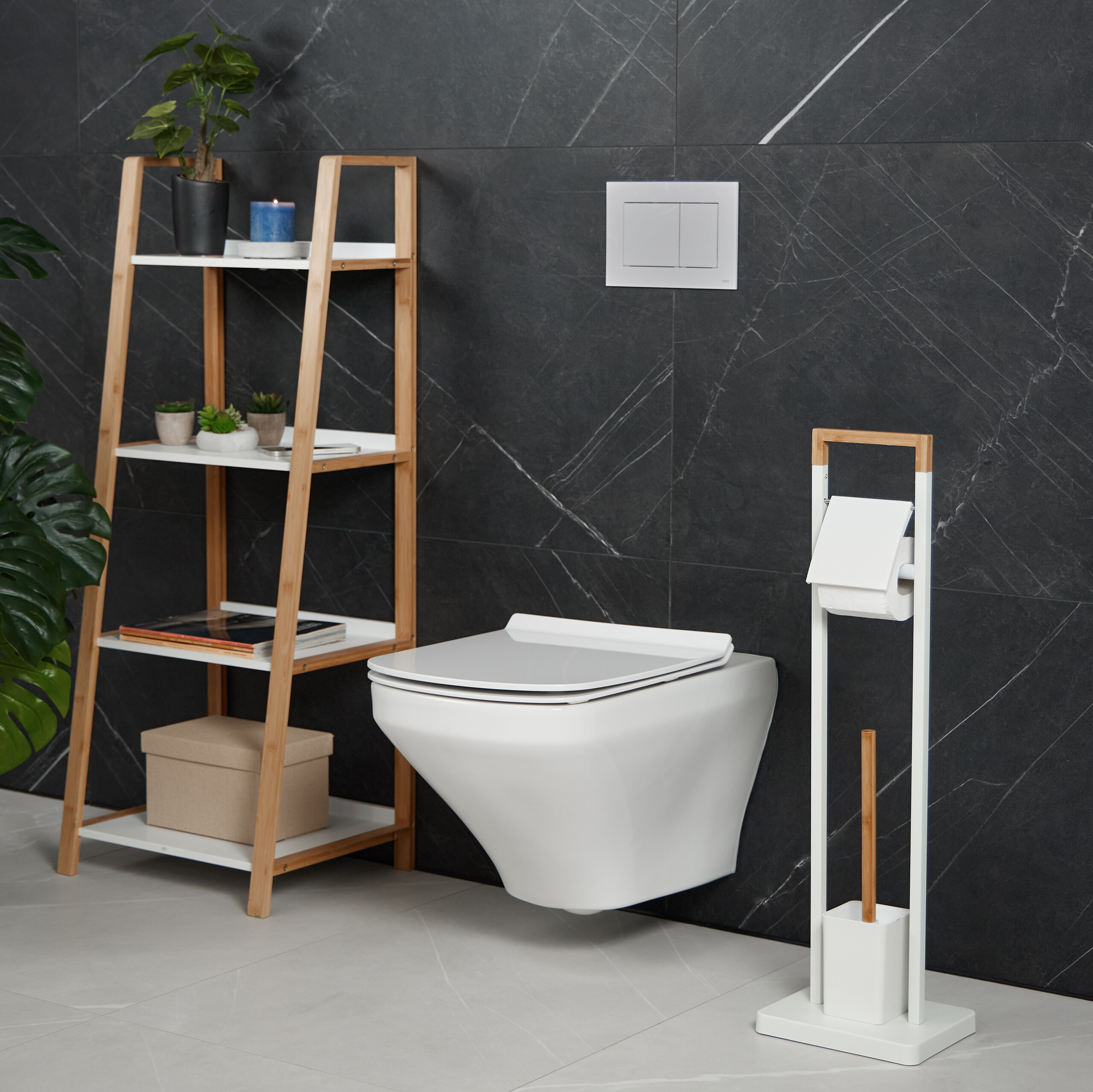 Moderne Toilette mit schwarzer Marmorwand, Holzlagerregal und Toilettenpapierhalter.