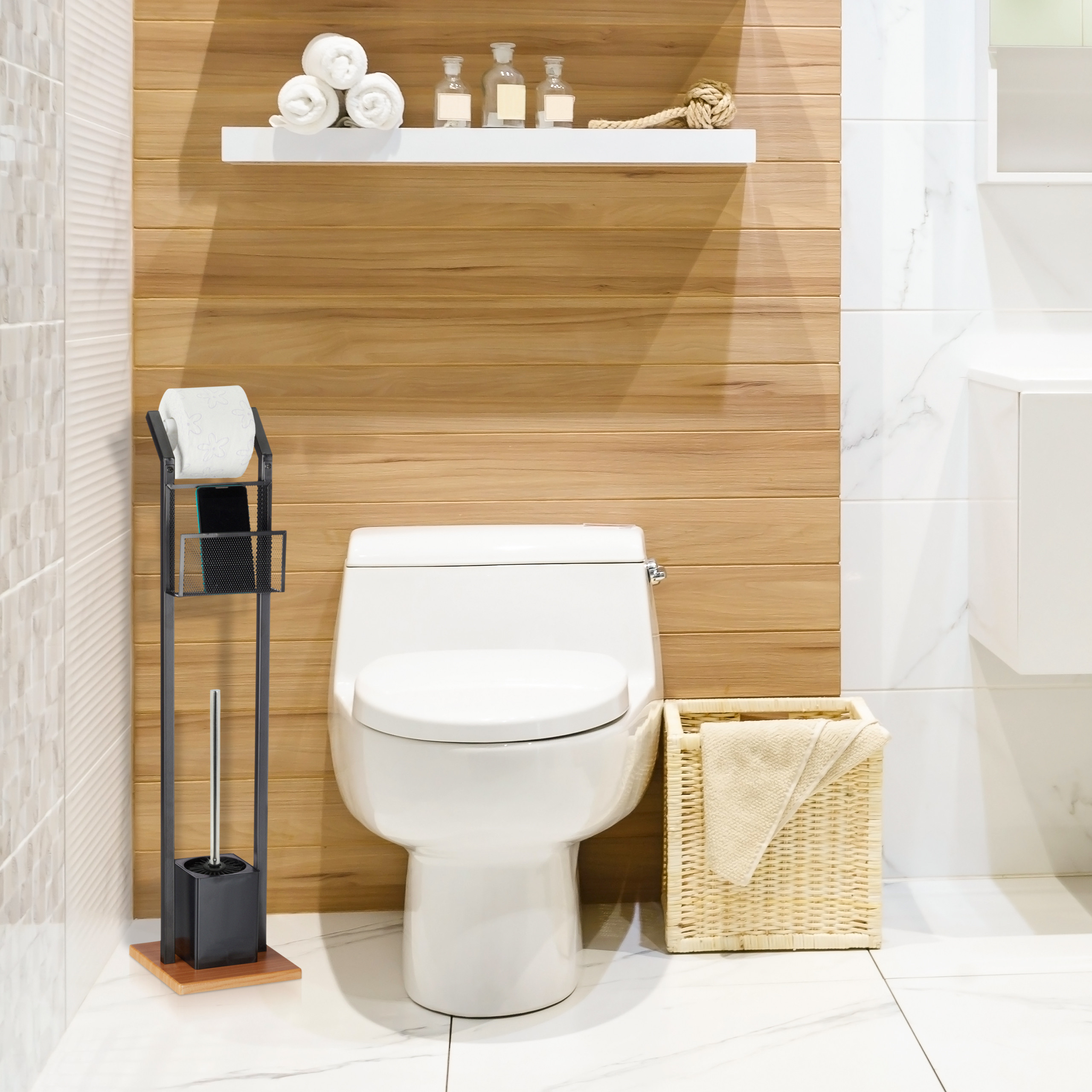 Ein modernes Badezimmer zeigt eine weiße Toilette, Holzwandverkleidung, einen Toilettenpapierhalter und einen Korb.